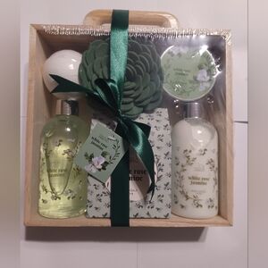 Deluxe White Rose Jasmine Spa Basket Home Spa Set